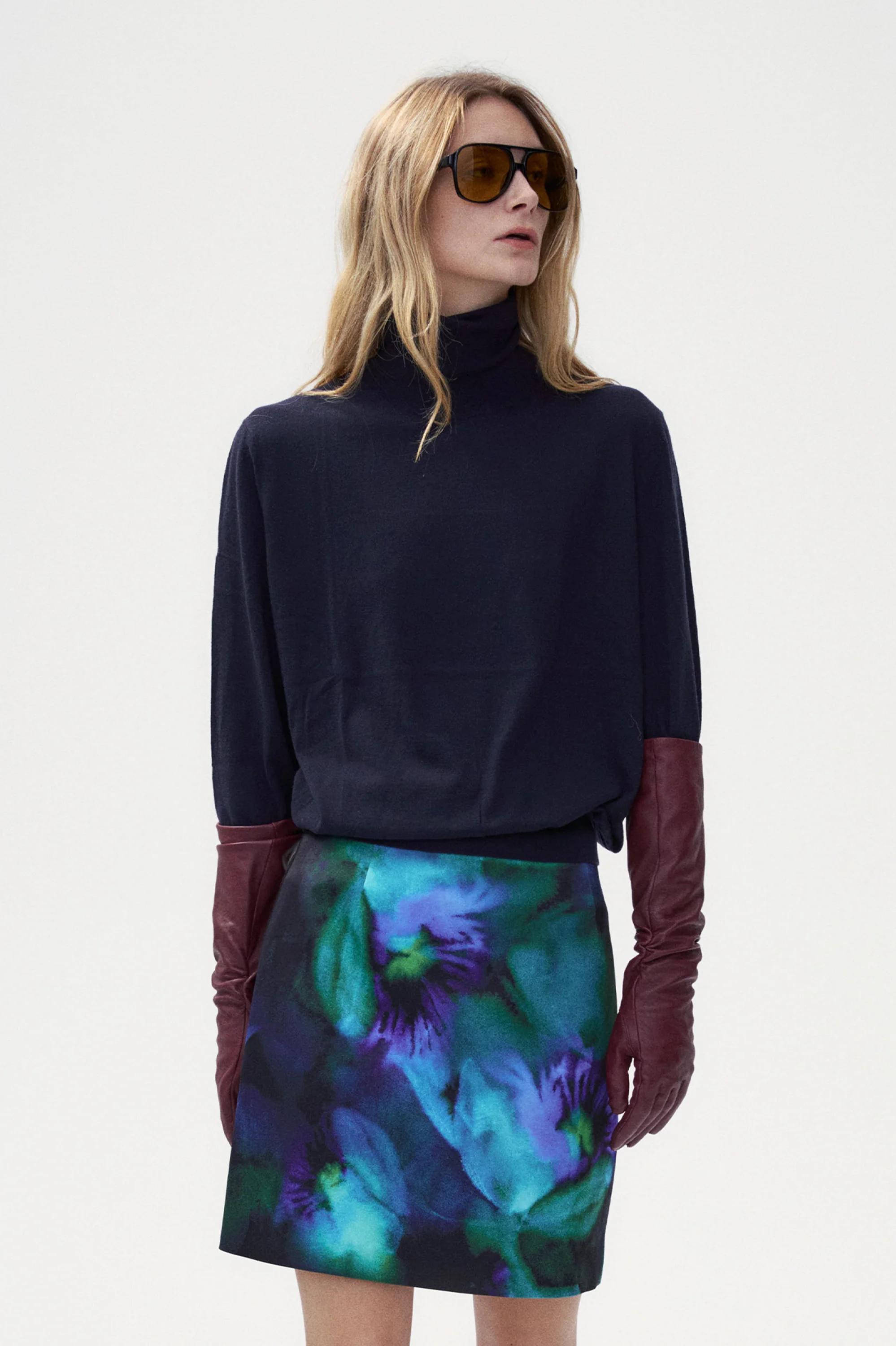Silk & Cashmere blend Turtleneck Sweater Pull Over - Navy - Image 4