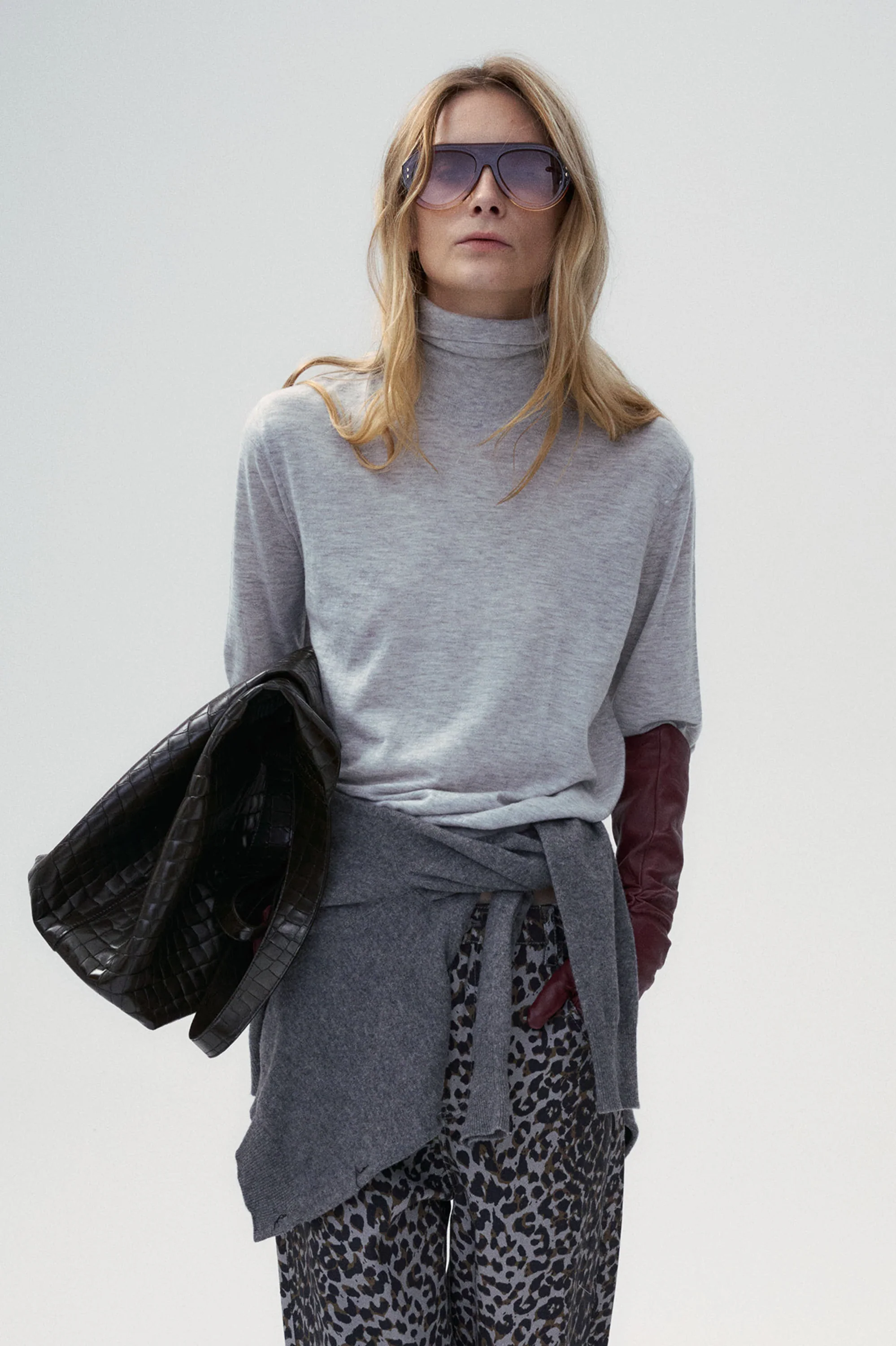Silk & Cashmere blend Turtleneck Sweater Pull Over - Pale Grey - Image 3
