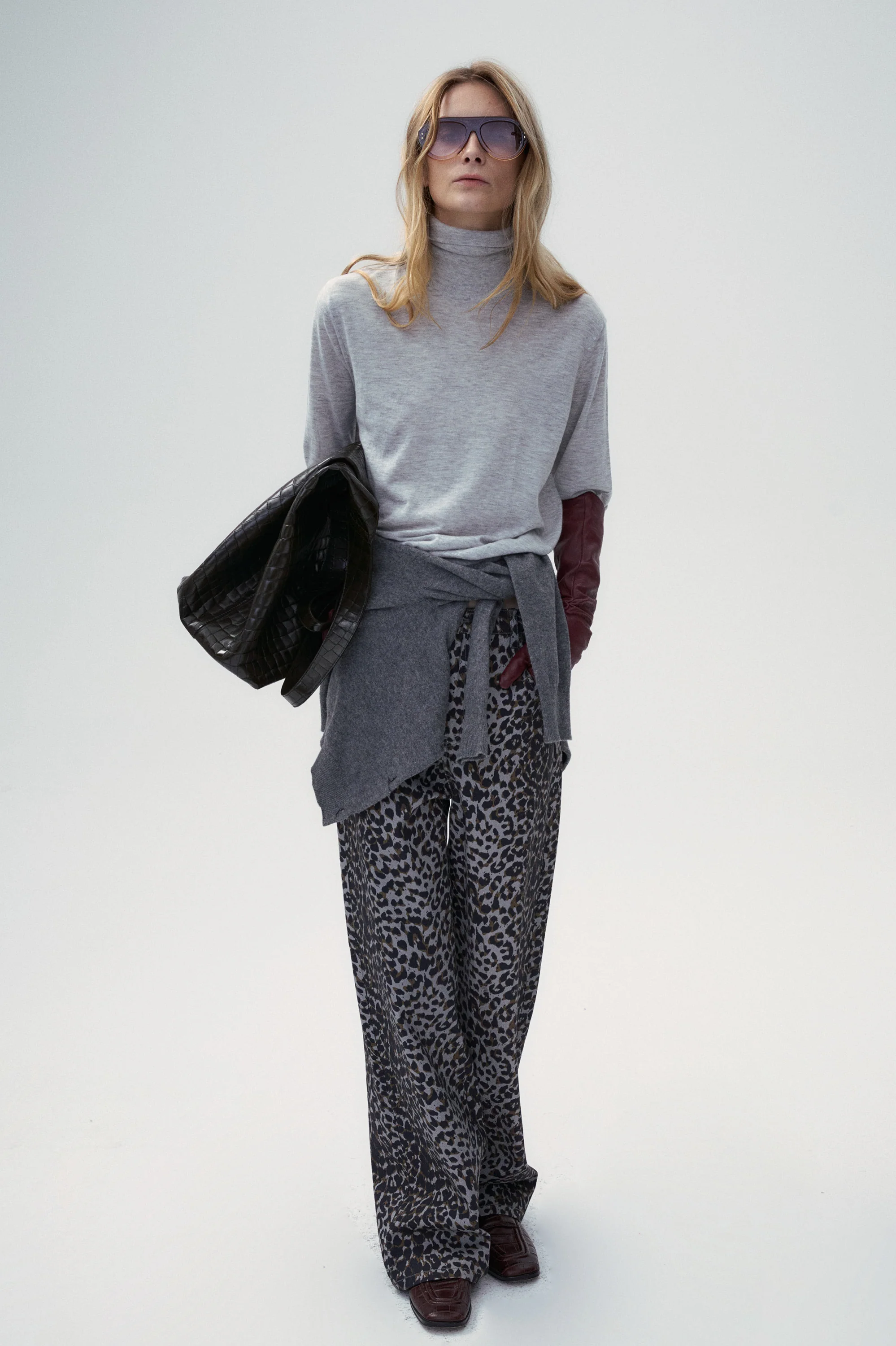 Silk & Cashmere blend Turtleneck Sweater Pull Over - Pale Grey - Image 4
