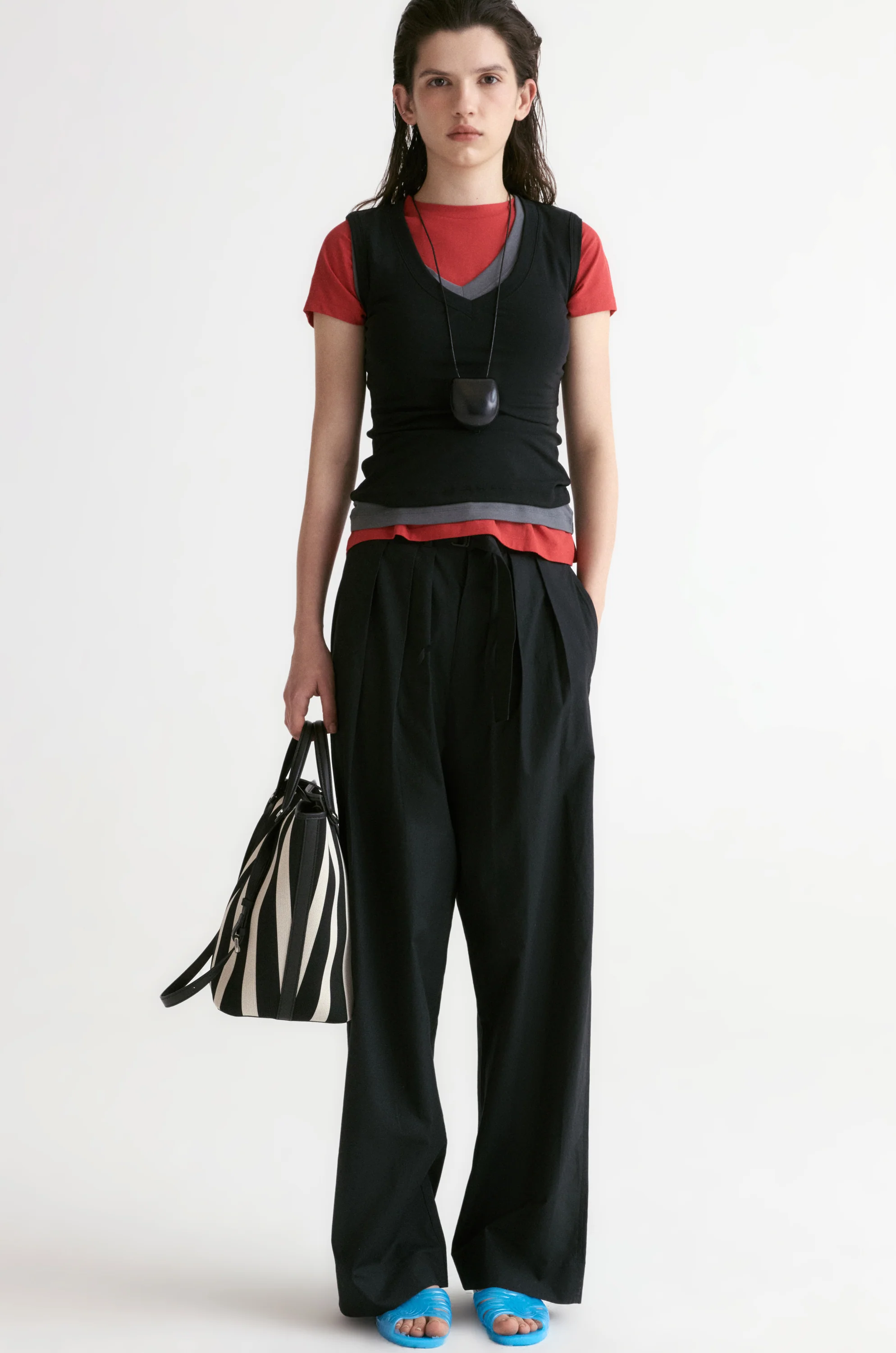 Slim V- neck T-shirt-Black - Image 5