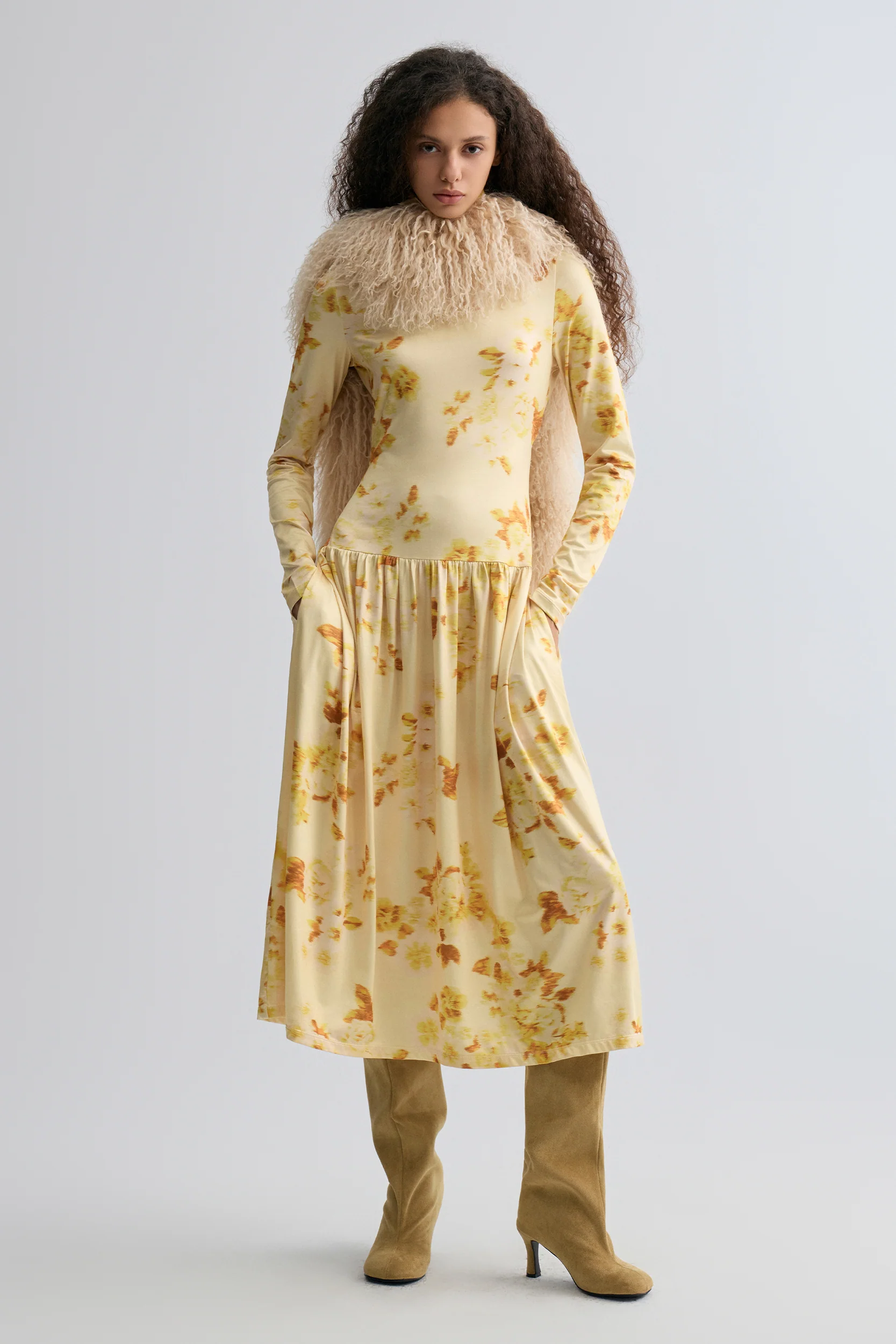 Whisper Long-haired Lamb Scarf Beige - Image 2